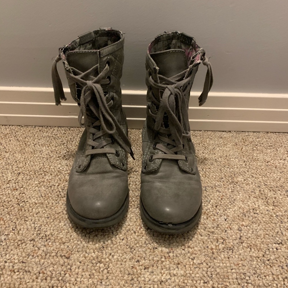 Roxy grey boots